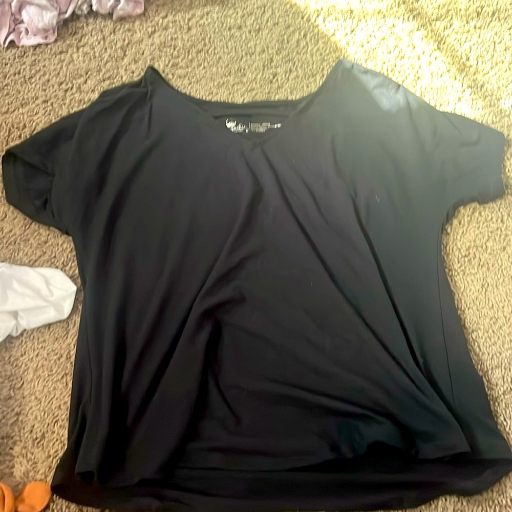 Black short sleve shirt.